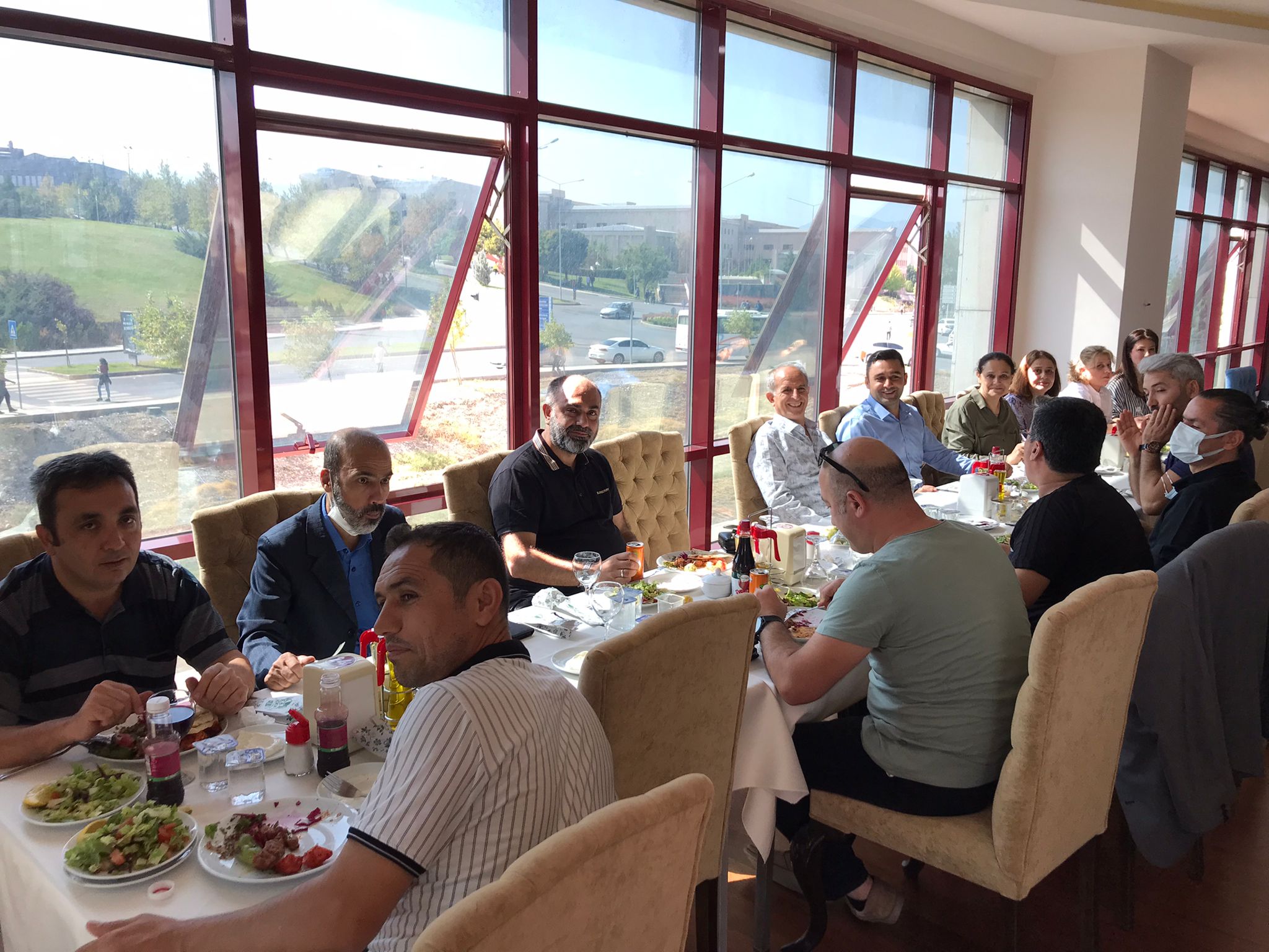 OKULUMUZ ÖĞRETİM GÖREVLİLERİNDEN EMEKLİ OLAN ŞEHNAZ EŞBAH VE MEHMET KOACER HOCALARIMIZA VEDA YEMEĞİ DÜZENLEDİK.